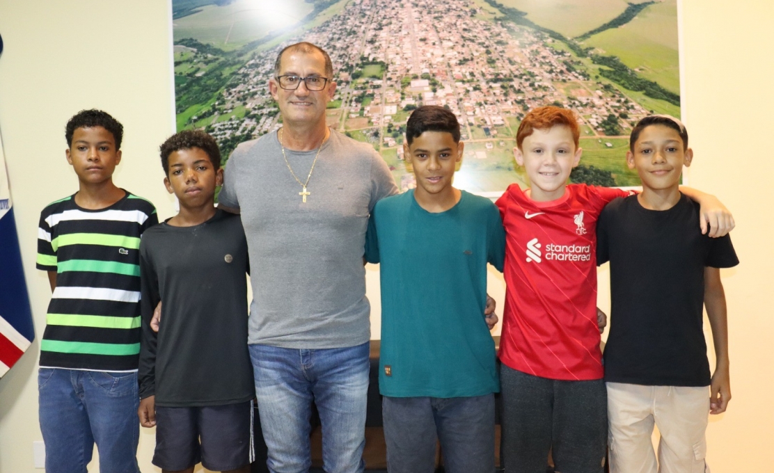 O Prefeito Paulinho Alves recepcionou os cinco atletas da Escolinha de Futebol Futuro do Amanhã...