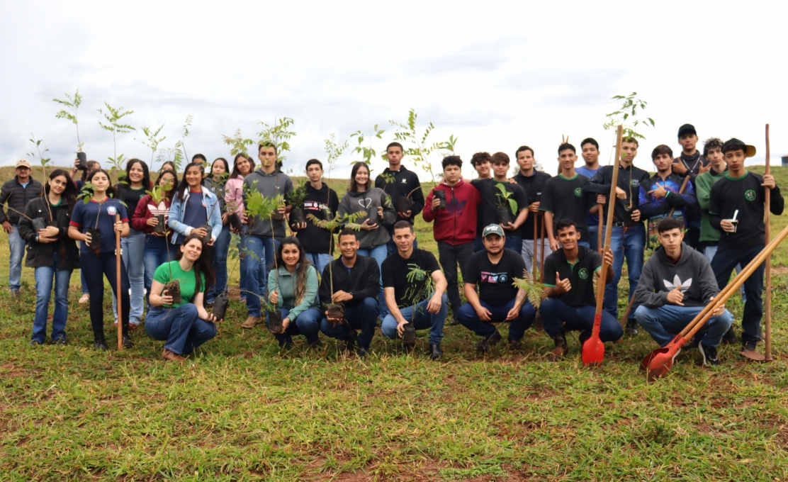 No Dia Mundial do Meio Ambiente a cooperativa Sicoob de Mariluz e a Secretaria Municipal de Agri...