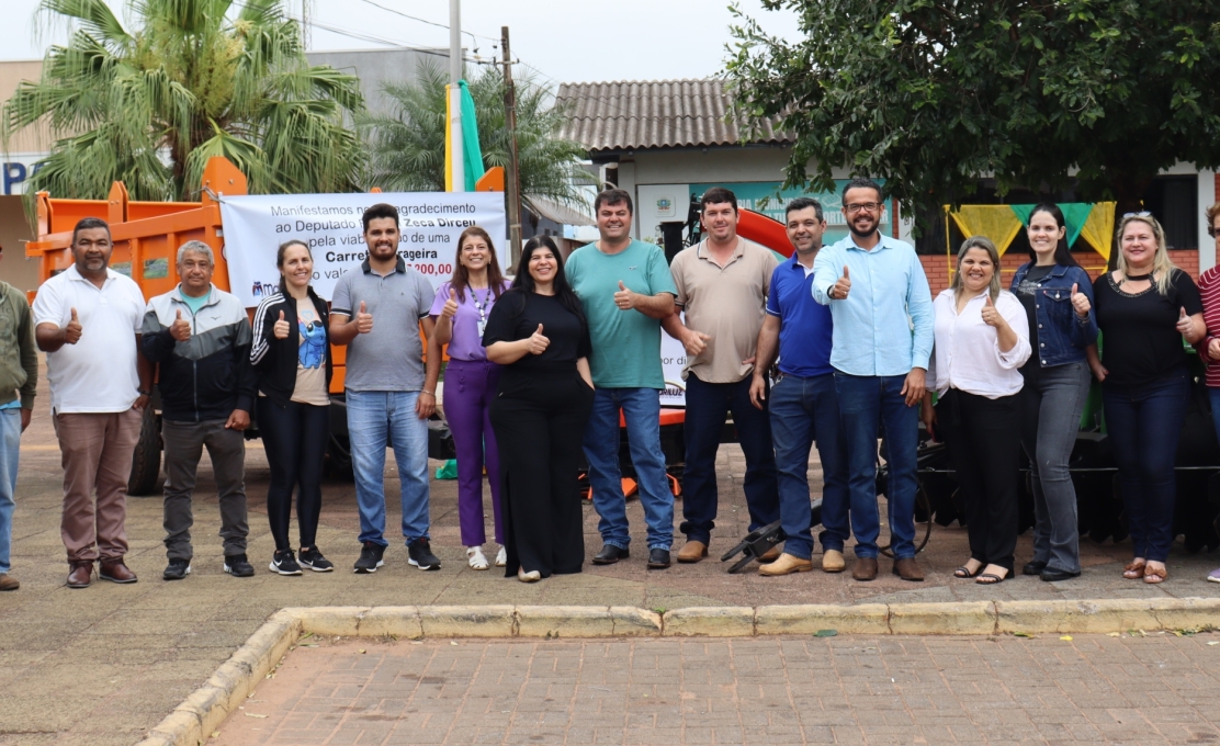 Prefeitura de Mariluz realizou a entrega de uma van escolar e implementos agrícolas  