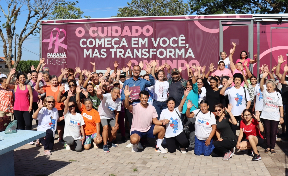 Em ação integrante do programa Paraná Rosa a Carreta da Saúde da Mulher realizou exames e at...