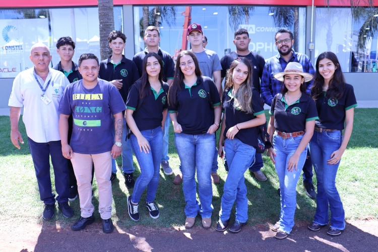 Produtores rurais de Mariluz e alunos do Curso Técnico de Agronegócio marcaram presença no Show Rural Coopavel 2023