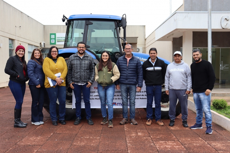 Entrega de trator agrícola para a Secretaria de Agricultura e Meio Ambiente