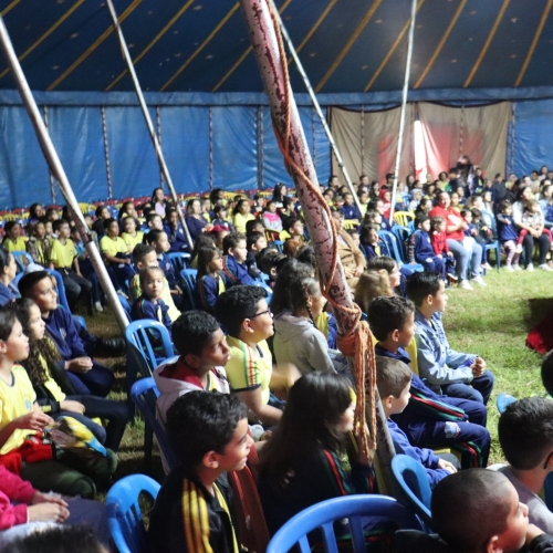 Alunos da rede municipal de ensino visitaram o Circo Di Sarah, para assistirem espetáculos circenses 