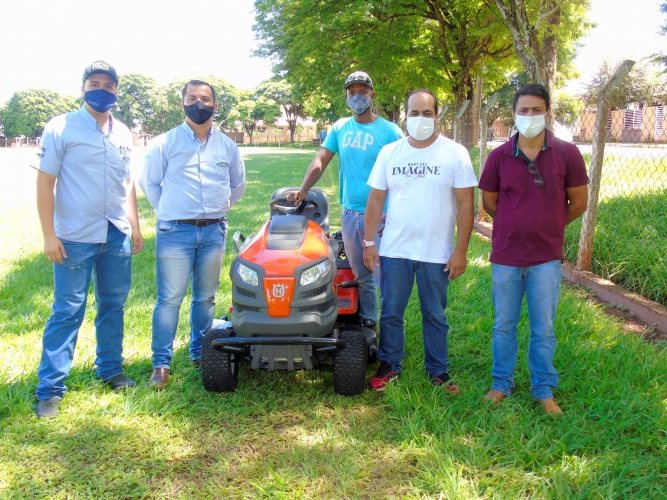 Prefeitura Municipal de Mariluz realizou a compra de um trator cortador de grama  