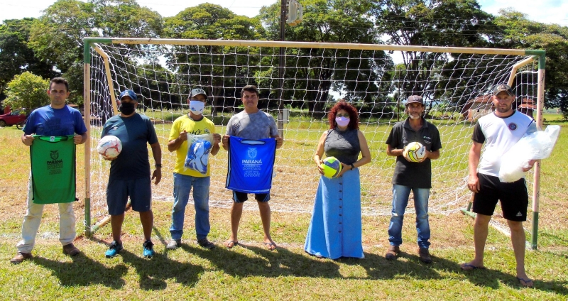 Diretor Municipal de Esportes  e Vice-Prefeita de Mariluz, realizaram entrega de Materiais Esportivos no Assentamento Sã