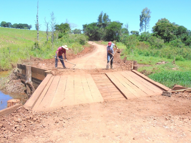 Prefeitura de Mariluz e Secretaria de Obras e Viação, revitalizaram  ponte que do Bairro Pachelli