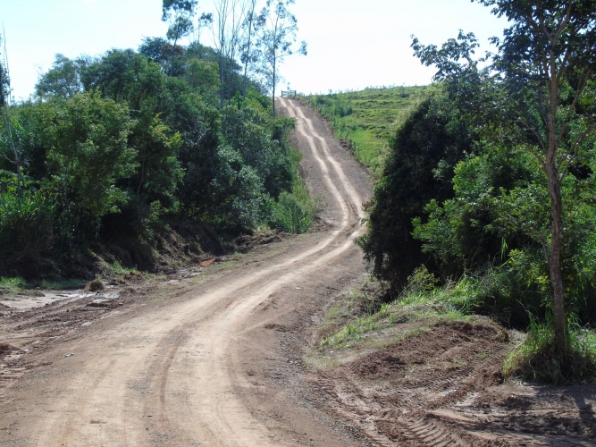 Secretaria de Obras e Viação, realizou melhorias em estrada rural que dá acesso ao bairro Água do Engano