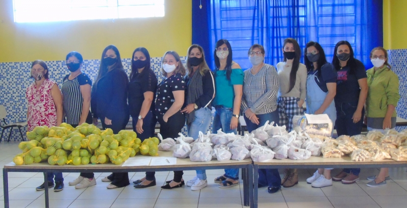 Secretaria Municipal de Educação entregou cestas e legumes para alunos da rede municipal de educação 