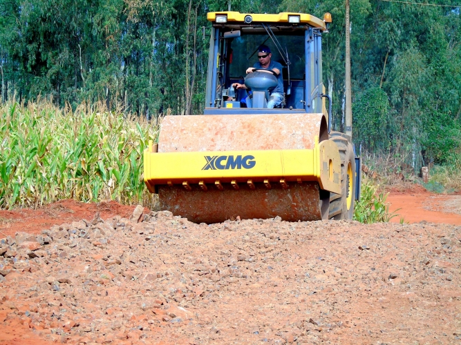 Secretaria de Obras e Viação de Mariluz realizou o encascalhamento de mais um trecho de estrada rural 