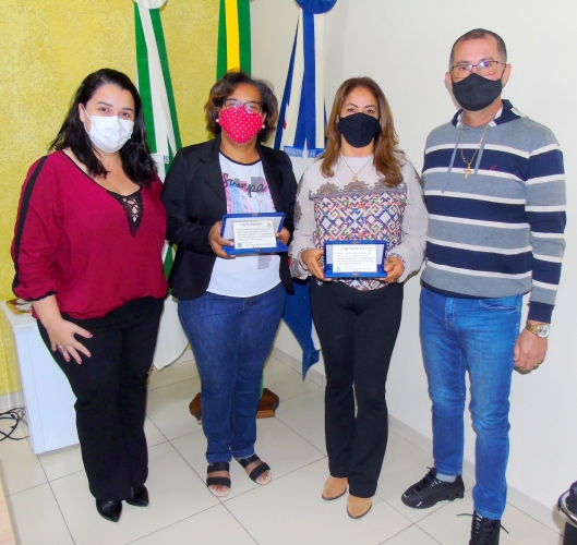 Prefeito Paulinho Alves entrega placas e homenageia educadoras da rede Municipal de ensino 