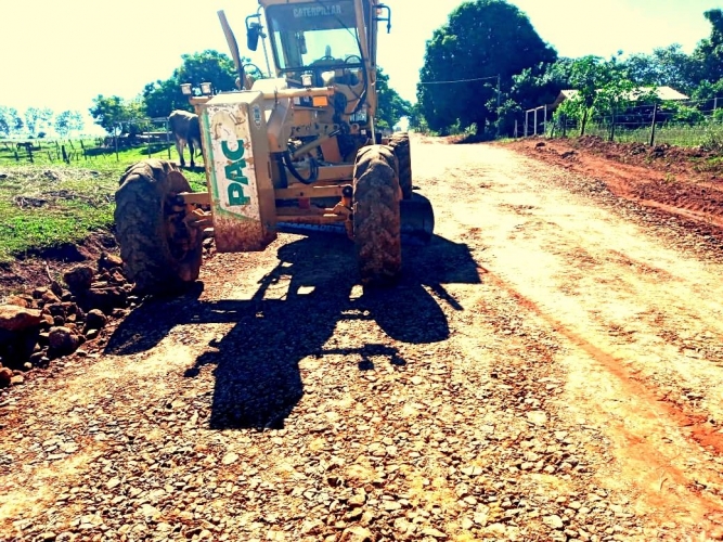 A Secretaria de Obras e Viação está realizando a Manutenção e Cascalhamento de Estradas Rurais 