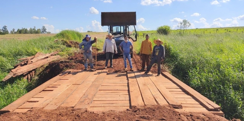 Secretaria Municipal de Obras e Viação, recuperou ponte no bairro Água do Gavião