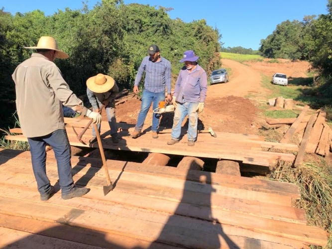 Secretaria de Obras e Viação de Mariluz, concluiu a reforma da ponte do Bairro Água do Engano em tempo recorde