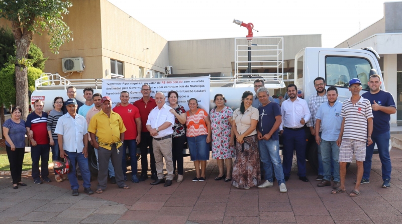 Prefeitura de Mariluz realizou a entrega de caminhão Pipa para a frota do município em praça pública