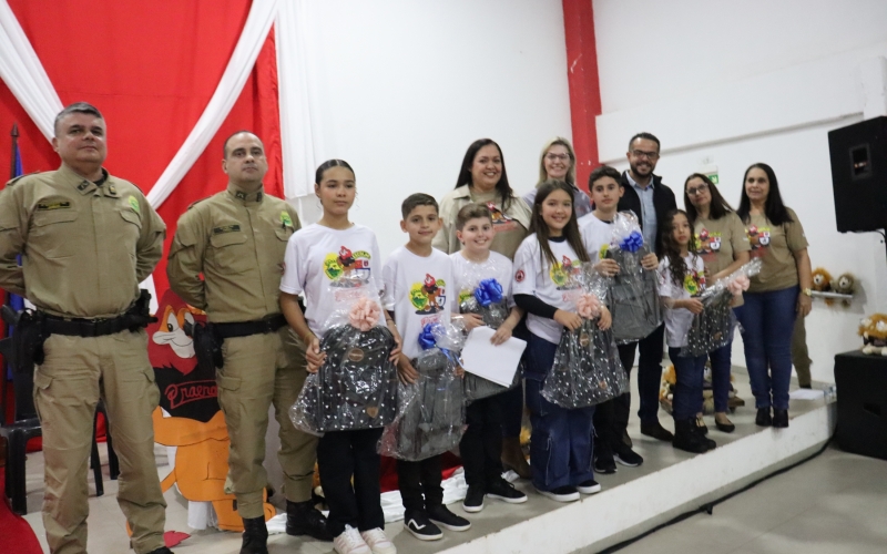 Proerd forma 150 alunos em Mariluz e celebra a educação para a vida