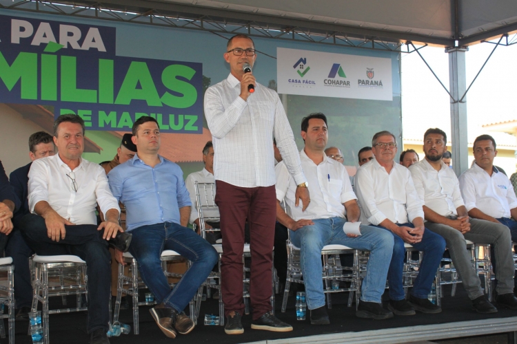 Prefeito Paulinho Alves e o Governador Ratinho Junior realizaram a entrega de 57 moradias em Mariluz