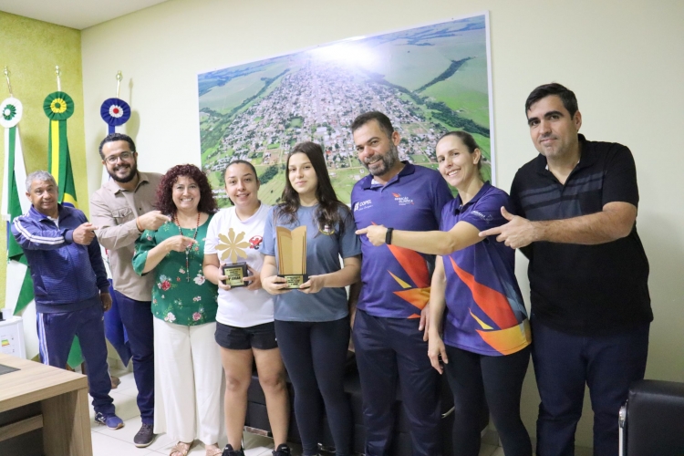 A Prefeita Interina Cristina Alves recebeu a visita das meninas campeãs do JEP´s e do JAPS 2022