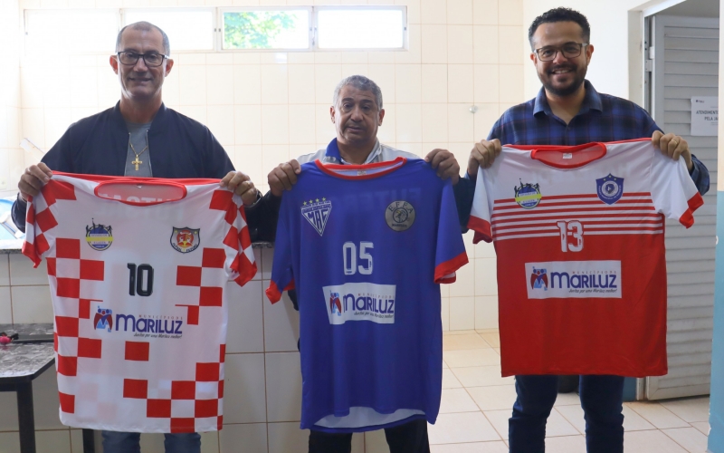 Prefeito Paulinho Alves, entregou materiais esportivos para atletas do Futsal, Handebol, Futebol de Campo, Vôlei e Futevôlei