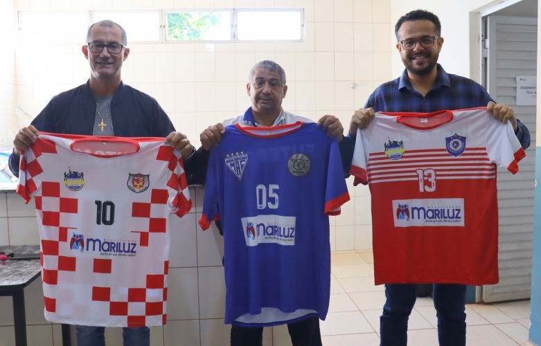 Prefeito Paulinho Alves, entregou materiais esportivos para atletas do Futsal, Handebol, Futebol de Campo, Vôlei e Futevôlei