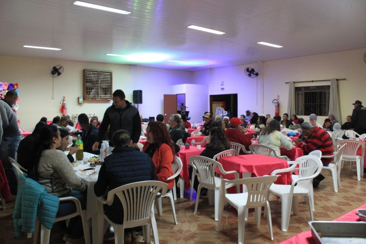 O CRAS de Mariluz realizou o jantar do Dia das Mães para o membros do Clube do Idoso de nossa cidade