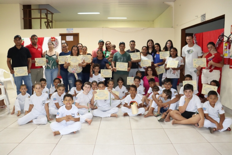 alunos do Serviço de Convivência de Mariluz receberam certificados de participação em seus cursos