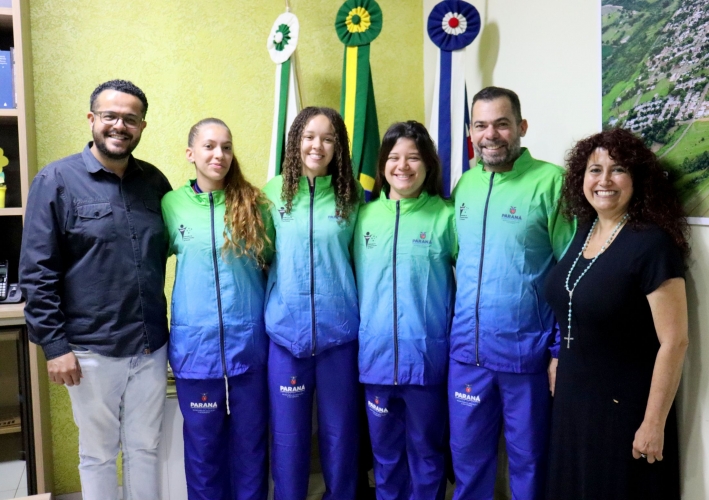 Prefeita Interina Cristina Alves, recepcionou as meninas do handebol no gabinete