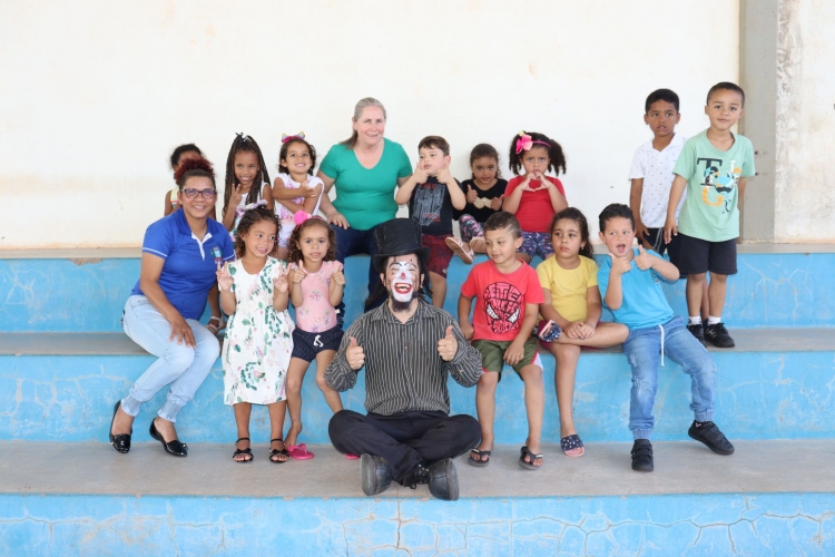 Alunos das Escolas Municipais, CMEIs e dos Colégios Estaduais de Mariluz assistiram espetáculos circenses