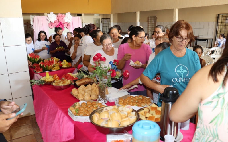  pessoas que participam do projeto Pessoas Ativas Mariluz Mais Saudável, participarão de um encontro para o qual foi servido um saboroso “café da manhã”