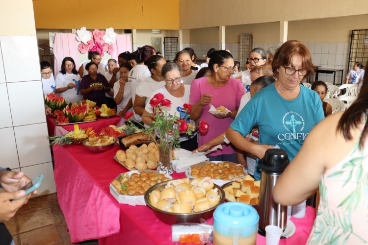  pessoas que participam do projeto Pessoas Ativas Mariluz Mais Saudável, participarão de um encontro para o qual foi servido um saboroso “café da manhã”