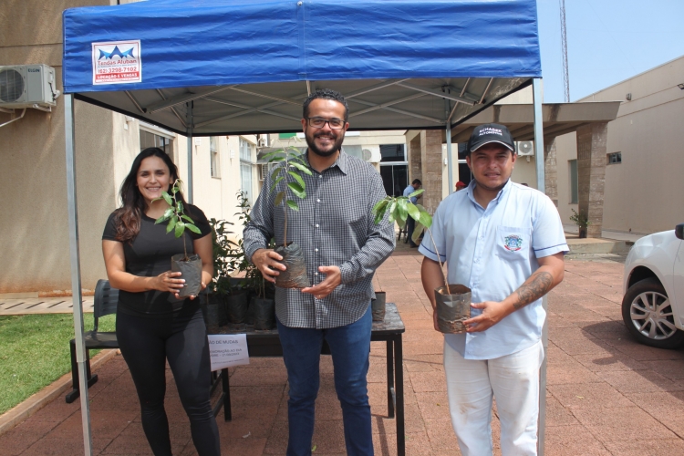 O Dia da Árvore foi celebrado em nosso município com a entrega de mudas de árvores