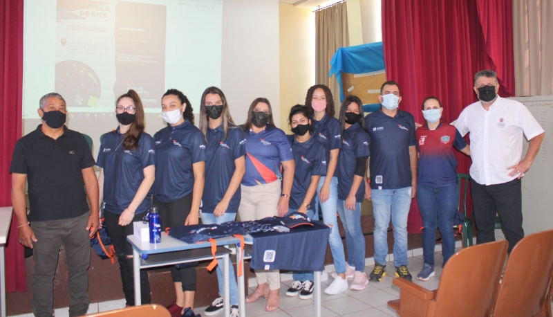 Programa Geração Olímpica contempla com kits esportivos atletas e o técnico do handebol feminino de Mariluz