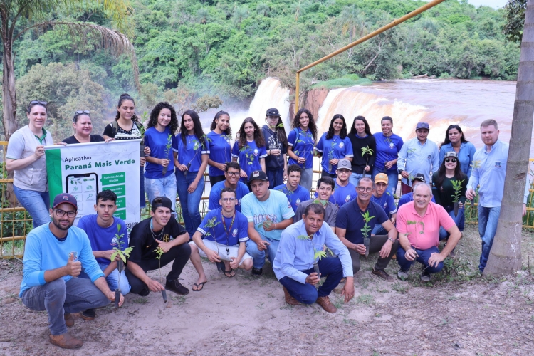 Ação de conscientização ecológica às margens do Salto Paiquerê