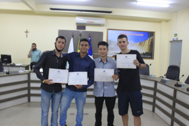 Câmara Municipal de Vereadores realizou solenidade de reconhecimento e homenageou atletas do handebol Mariluzense