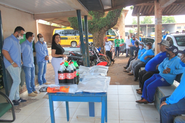 Vice-prefeita Cristina Alves serviu café da manhã a servidores públicos de Mariluz