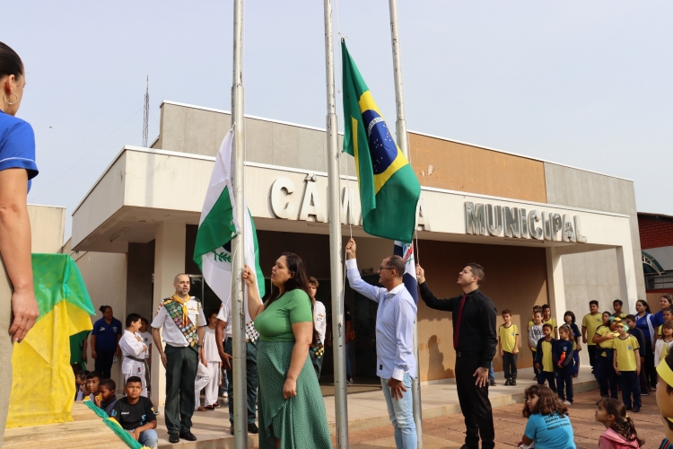 Em solenidade Prefeito hasteia o pavilhão nacional em comemoração a Independência do Brasil 