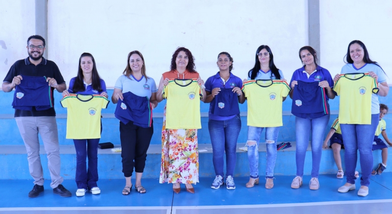 Prefeitura de Mariluz realizou a entrega de uniformes escolares para os alunos da rede pública municipal