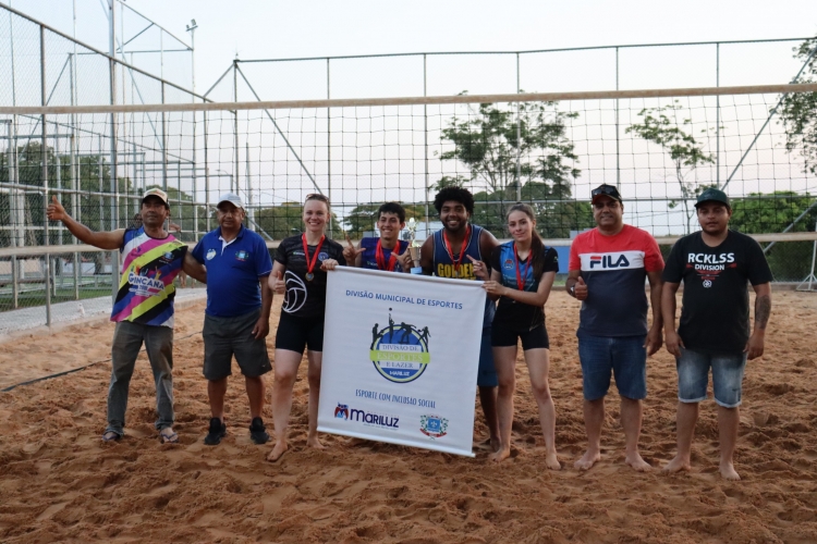 No último domingo (15), a Divisão Municipal de Esportes, com o apoio da Prefeitura de Mariluz, realizou o 1º Torneio de Vôlei de Areia Misto 4 × 4