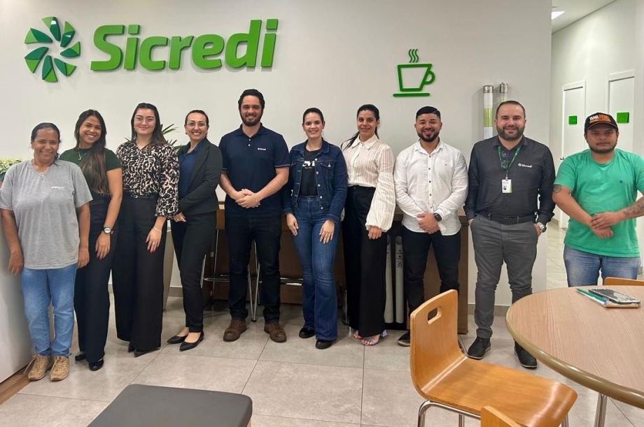 Em homenagem ao Dia Mundial do Meio Ambiente cooperativa Sicredi de Mariluz e Secretaria Municipal de Agricultura e Meio