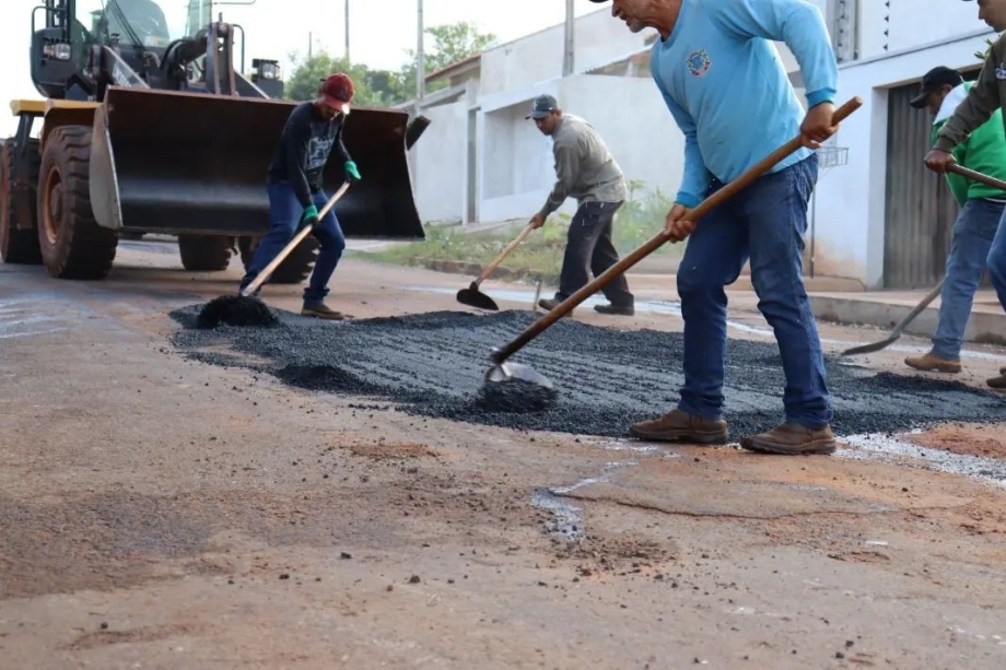 A Prefeitura de Mariluz está executando a Operação Tapa Buracos em ruas e avenidas de nossa cidade