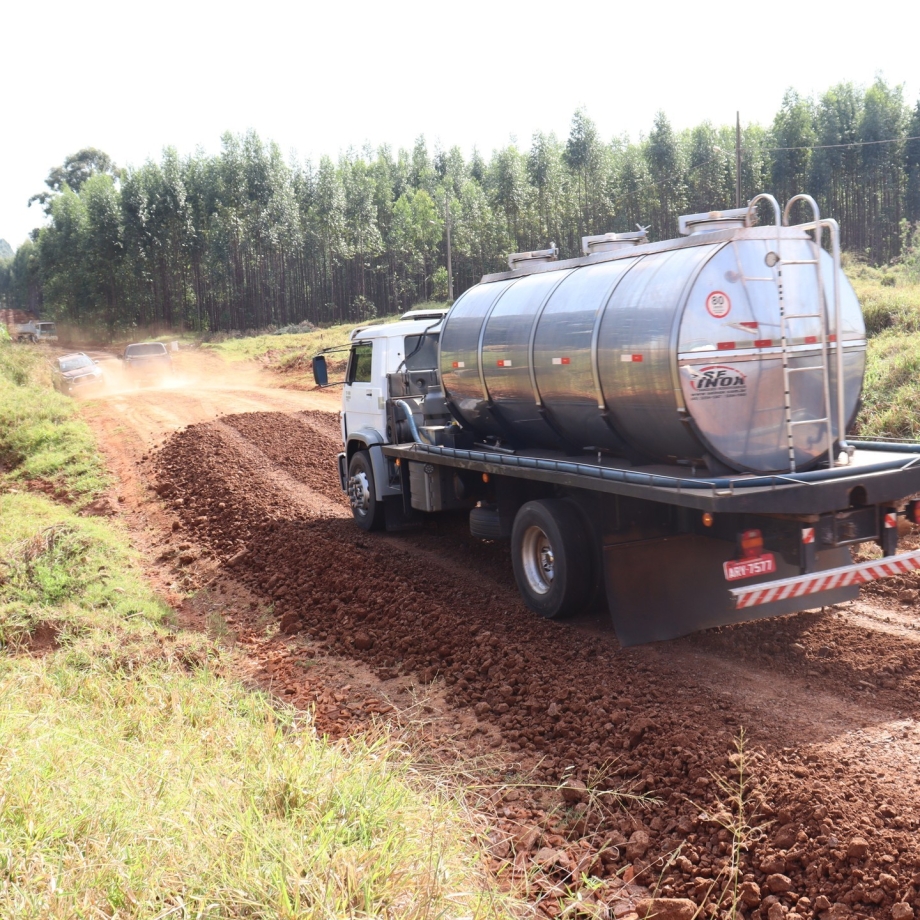 Secretaria de Obras e Viação, está realizando readequação com cascalhos em alguns pontos da Estrada Bom Jesus no Bairro 