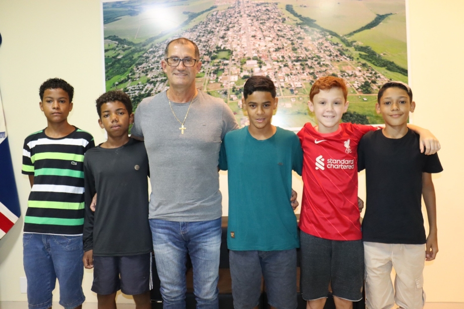 O Prefeito Paulinho Alves recepcionou os cinco atletas da Escolinha de Futebol Futuro do Amanhã que participarão de uma 