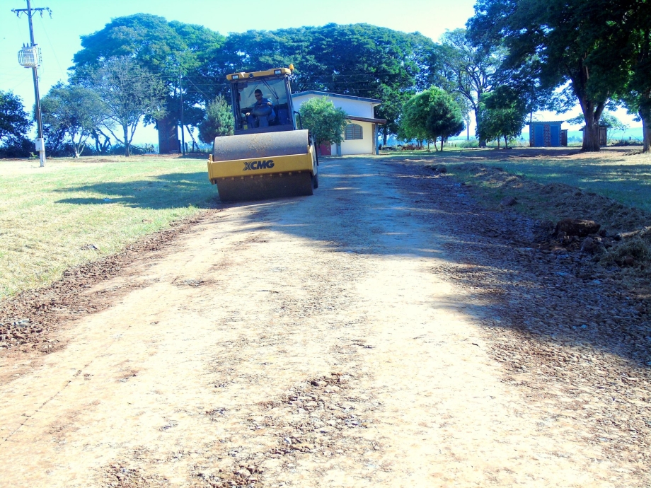 Secretaria de Obras e Viação de nosso Município, construiu rua com cascalho na sede da comunidade São João