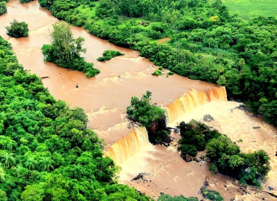 Secretário de Desenvolvimento Sustentável e Turismo do PR e Prefeito de Mariluz realizaram sobrevoou ao Salto Paiquerê