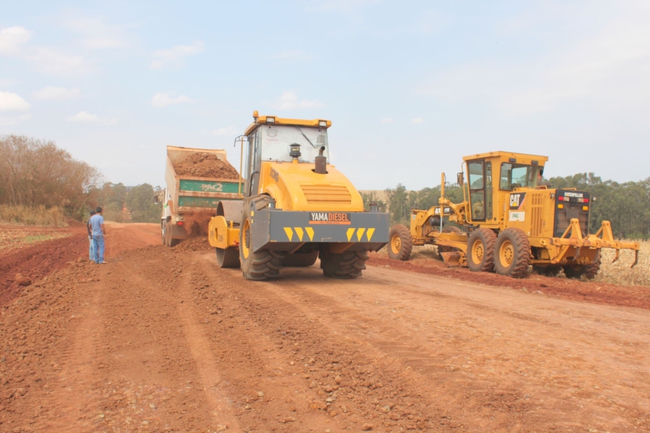 Secretaria de Obras e Viação de nosso município está readequando novos trechos de estradas rurais 