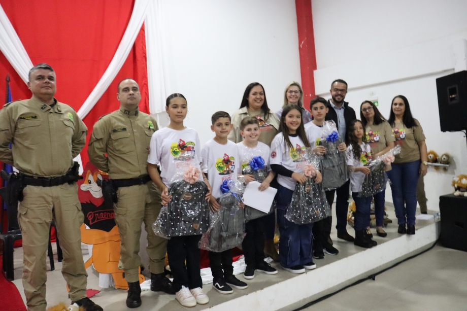 Proerd forma 150 alunos em Mariluz e celebra a educação para a vida