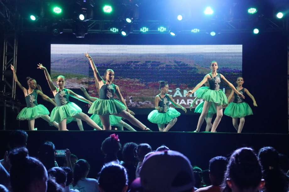 Uma Noite Mágica em Mariluz: Chegada do Papai Noel e Apresentações de Fim de Ano