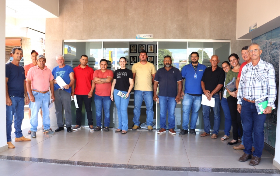 o Presidente da Câmara Municipal, Cleiton Augusto de Oliveira, o “Cleiton da Veterinária”, juntamente com o Chefe da Div