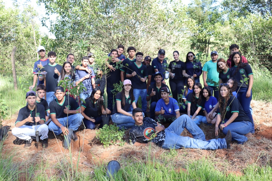 Secretaria Municipal de Agricultura e Meio Ambiente, realizou uma ação de conservação ambiental com alunos do Curso Técn