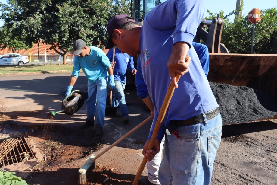 Secretaria de Obras, Serviços e Viação, realizou recentemente mais uma operação tapa-buracos em nosso município