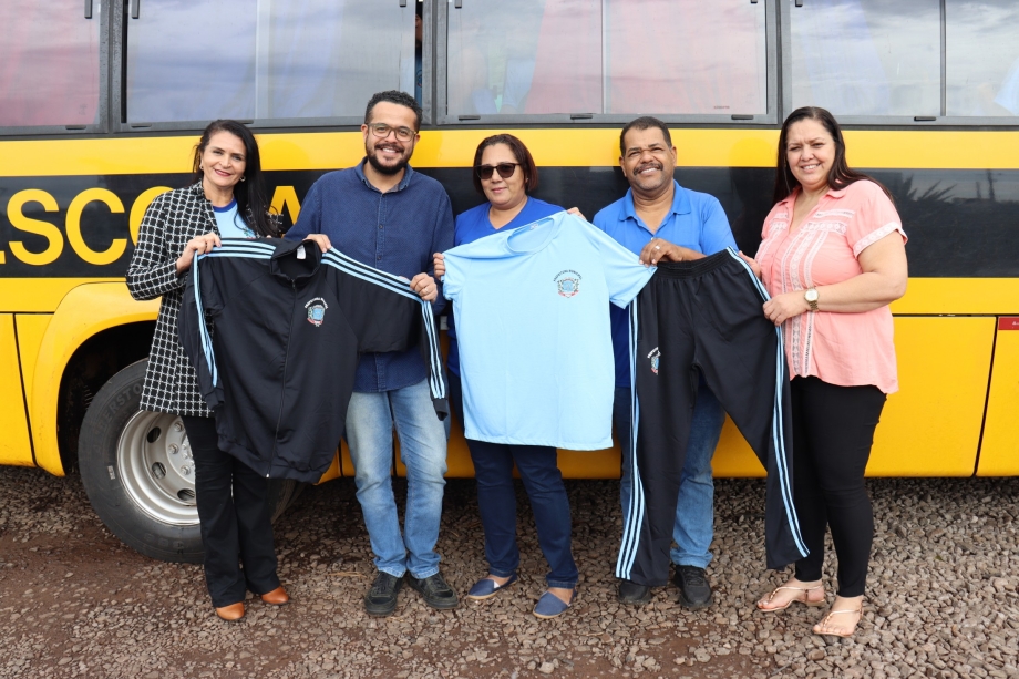 Prefeitura de Mariluz, através da Secretaria Municipal de Educação, distribuiu uniformes e agasalhos de frio para os alu